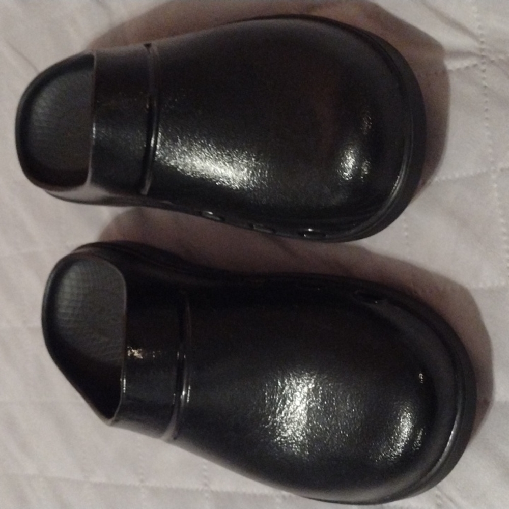 Oofos Black Clogs Size 9